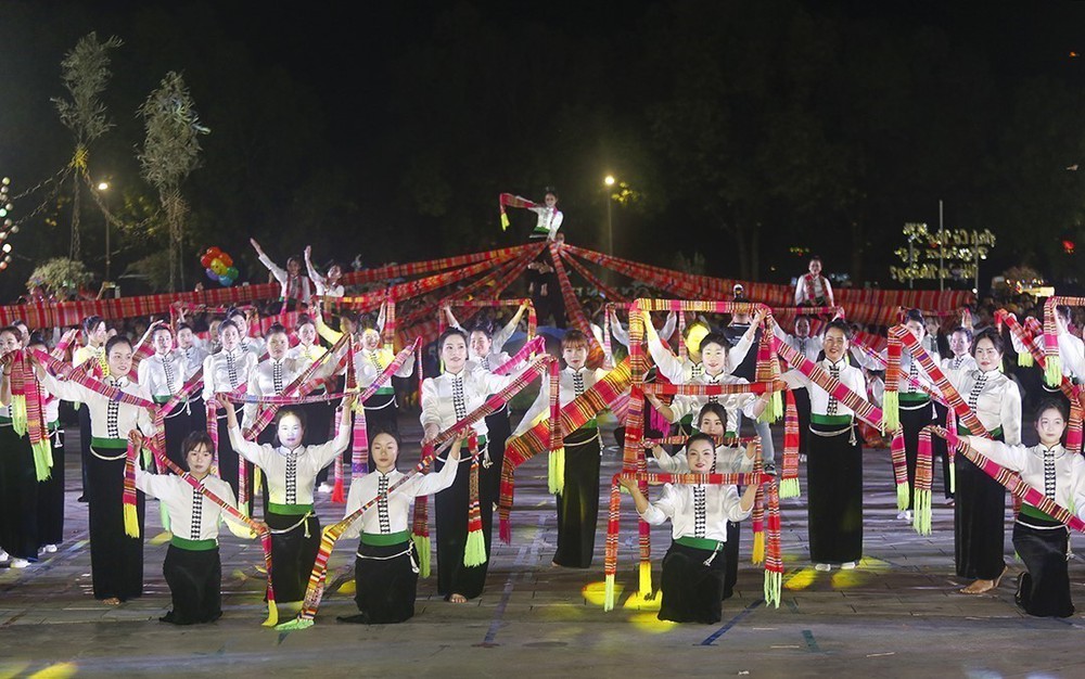 Ấn tượng hội thi "Lung linh vòng Xòe" năm 2026 tại Lào Cai - Ảnh 1.