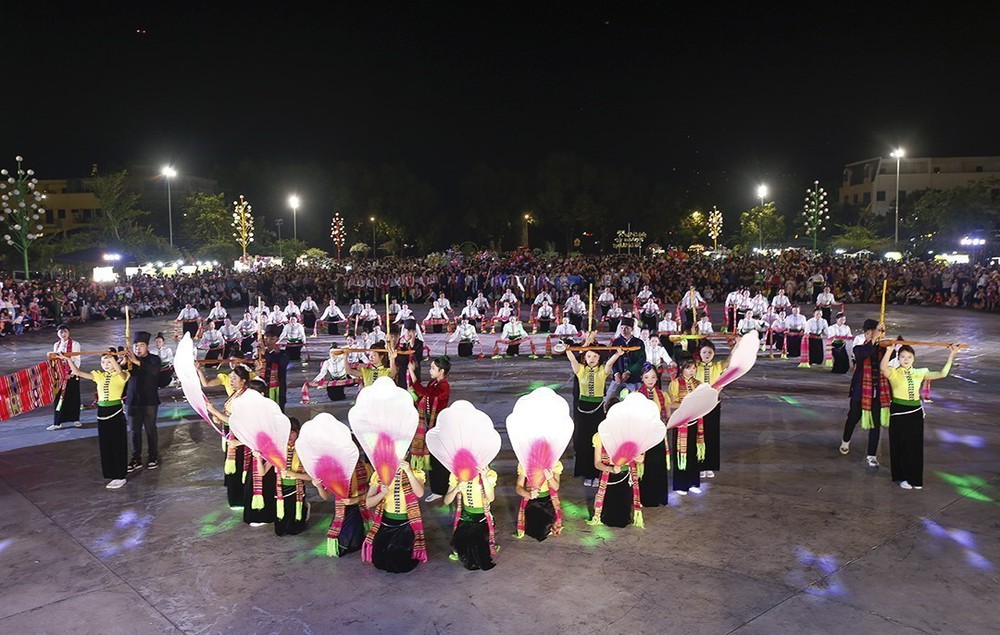 Ấn tượng hội thi "Lung linh vòng Xòe" năm 2026 tại Lào Cai - Ảnh 7.