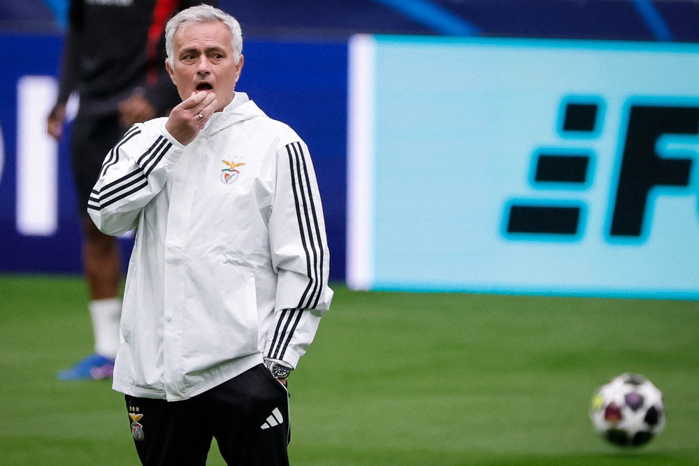 Real Madrid khủng hoảng: Mourinho trở lại để dẹp loạn ở Bernabeu - Ảnh 1. Real Madrid khủng hoảng: Mourinho trở lại để dẹp loạn ở Bernabeu - Ảnh 1.
