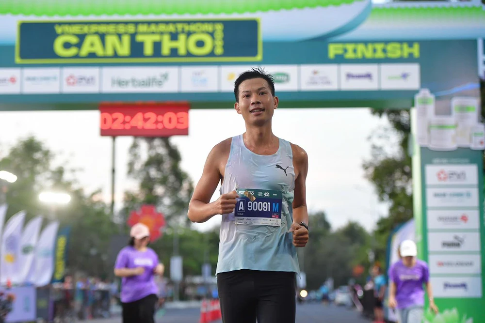 VĐV Đặng Anh Quyết (Đan Quyết) vô địch giải marathon Cần Thơ 2026