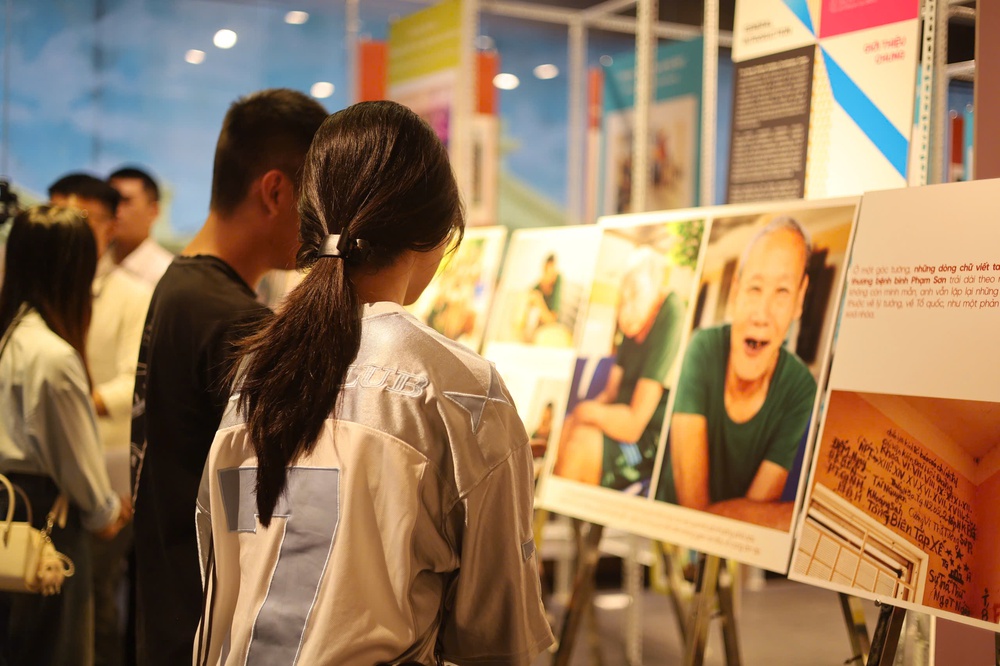 "Chuyện thời bình" - không gian kết nối ký ức người lính với thế hệ trẻ - Ảnh 5. "Chuyện thời bình" - không gian kết nối ký ức người lính với thế hệ trẻ - Ảnh 5.