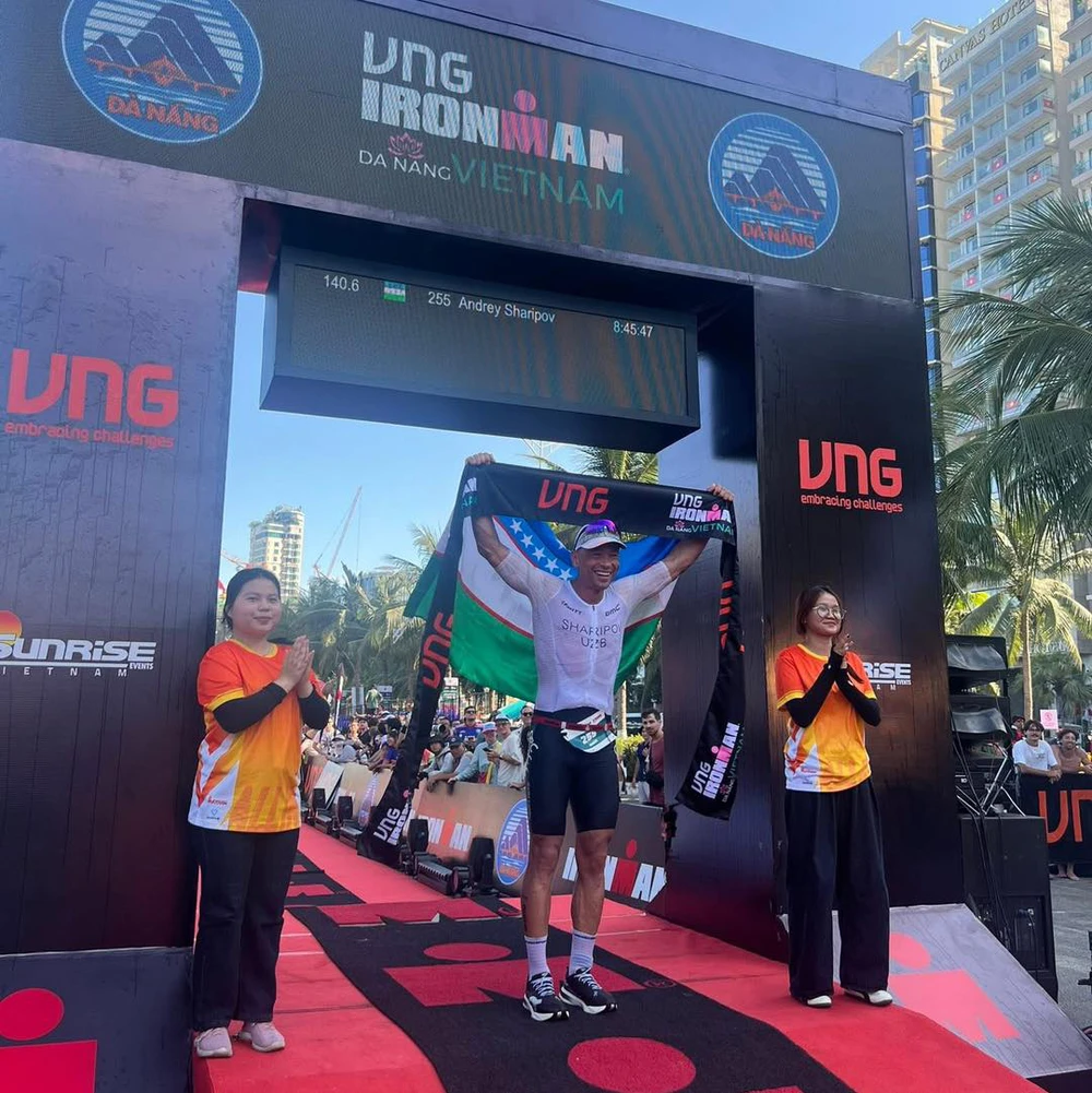 VĐV Uzbekistan vô địch IRONMAN toàn phần đầu tiên ở Việt Nam, Lâm Quang Nhật và Ánh Viên gây ấn tượng - Ảnh 1.