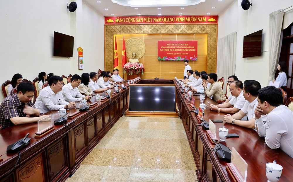 Agribank trao tặng 5 tỷ đồng an sinh xã hội tại Ninh Bình - Lan tỏa trách nhiệm cộng đồng, kiến tạo phát triển bền vững - Ảnh 1.