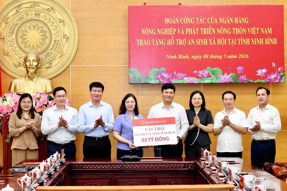 Agribank trao tặng 5 tỷ đồng an sinh xã hội tại Ninh Bình - Lan tỏa trách nhiệm cộng đồng, kiến tạo phát triển bền vững - Ảnh 4.