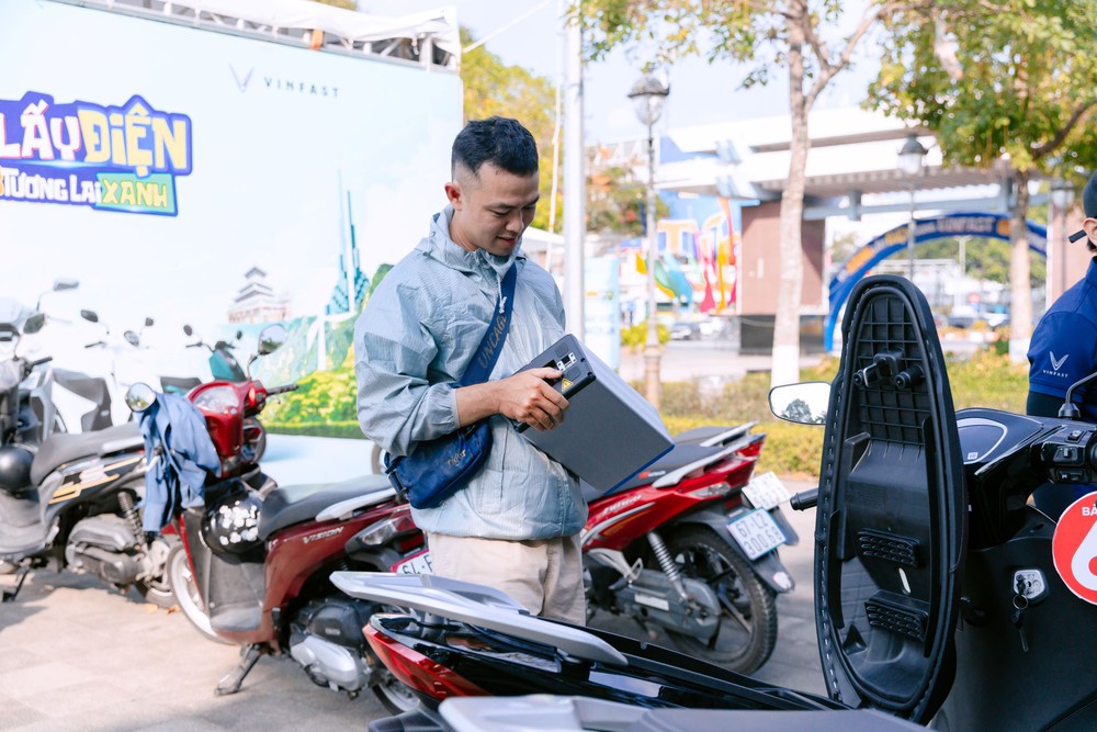 Người dân Cần Thơ hào hứng "đổi xăng lấy điện", xe đổi pin trở thành tâm điểm "chốt đơn" - Ảnh 1.