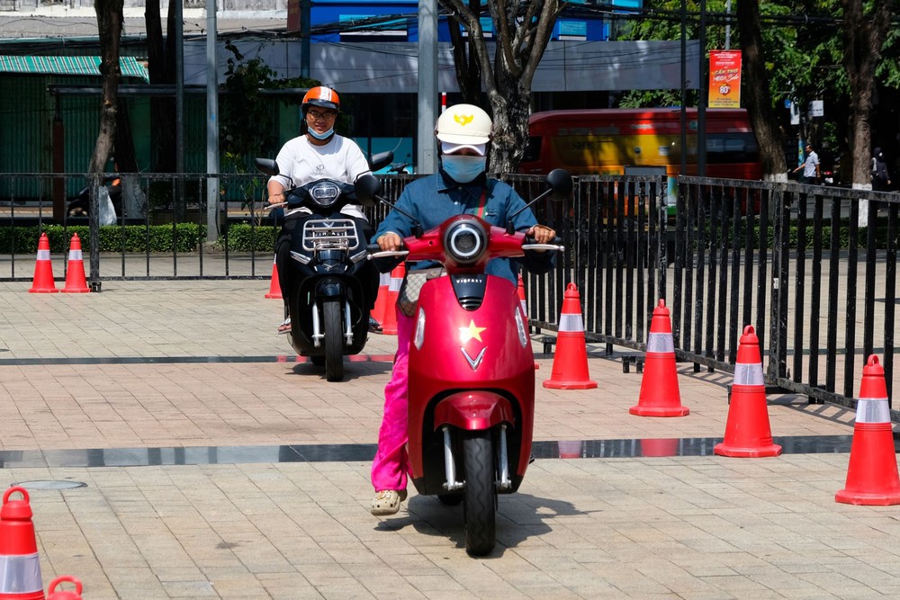 Người dân Cần Thơ hào hứng "đổi xăng lấy điện", xe đổi pin trở thành tâm điểm "chốt đơn" - Ảnh 2.