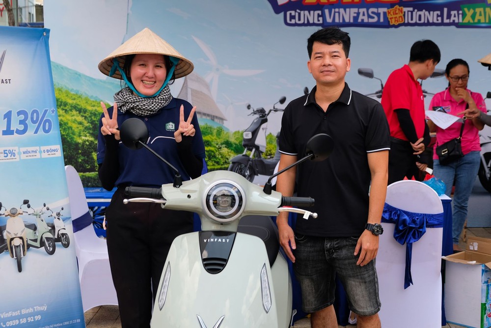 Người dân Cần Thơ hào hứng "đổi xăng lấy điện", xe đổi pin trở thành tâm điểm "chốt đơn" - Ảnh 3.