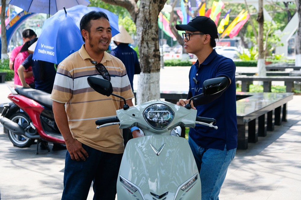 Người dân Cần Thơ hào hứng "đổi xăng lấy điện", xe đổi pin trở thành tâm điểm "chốt đơn" - Ảnh 5.