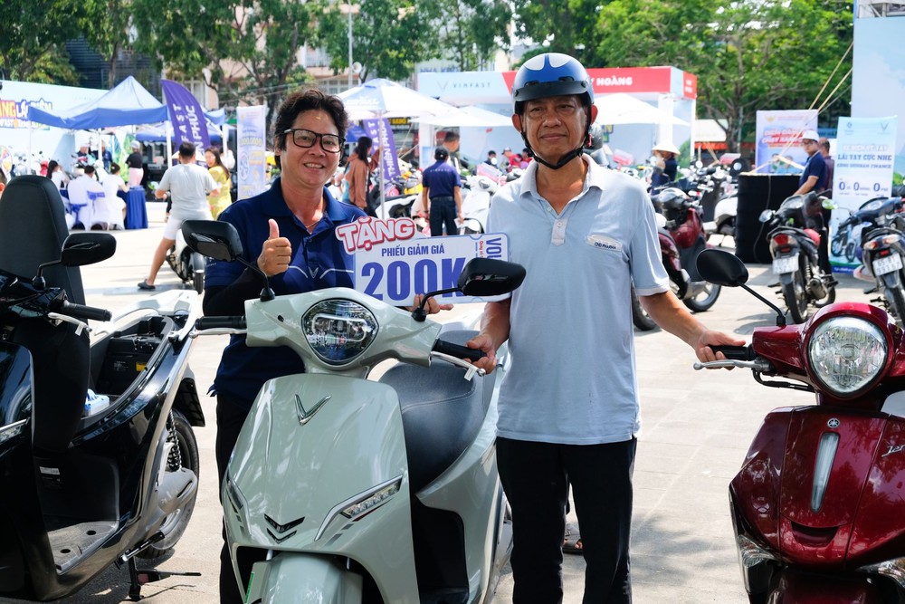 Người dân Cần Thơ hào hứng "đổi xăng lấy điện", xe đổi pin trở thành tâm điểm "chốt đơn" - Ảnh 6.