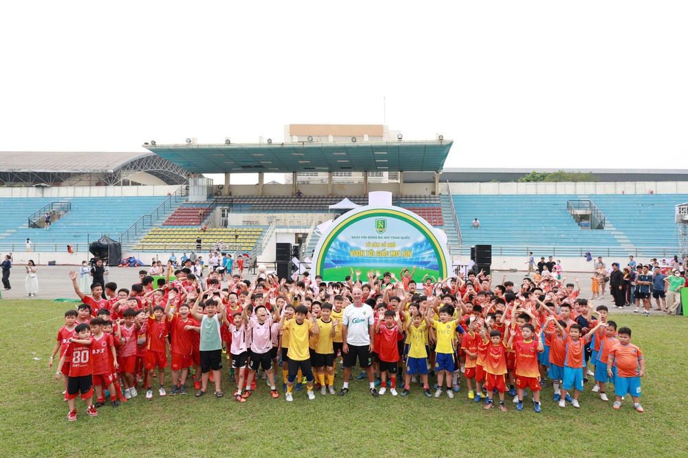 Hàng nghìn thí sinh và phụ huynh hội tụ tại Ngày hội bóng đá nhí Nutifood 2026 - Ảnh 2. Hàng nghìn thí sinh và phụ huynh hội tụ tại Ngày hội bóng đá nhí Nutifood 2026 - Ảnh 2.