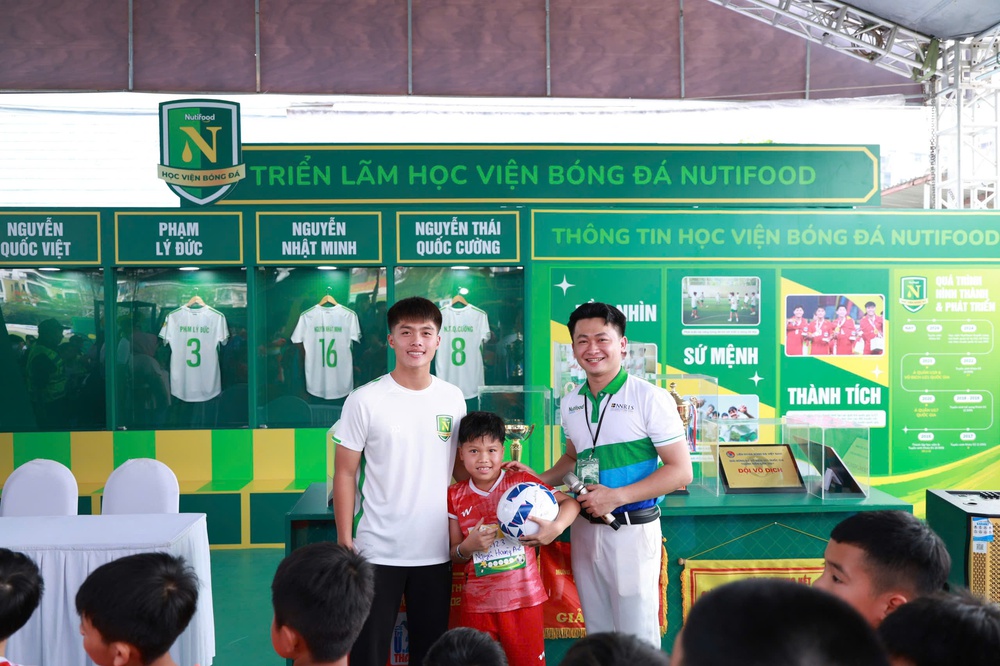 Hàng nghìn thí sinh và phụ huynh hội tụ tại Ngày hội bóng đá nhí Nutifood 2026 - Ảnh 4. Hàng nghìn thí sinh và phụ huynh hội tụ tại Ngày hội bóng đá nhí Nutifood 2026 - Ảnh 4.