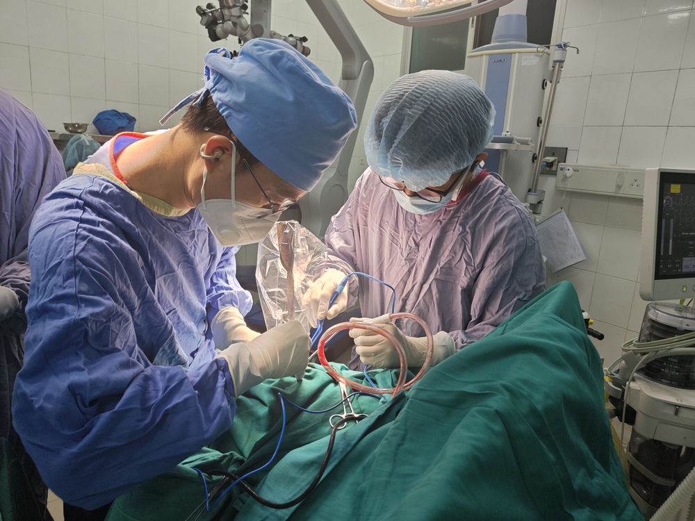 Cấp cứu kịp thời bé trai 11 tuổi bị dao bầu cắm vào đỉnh đầu - Ảnh 2.