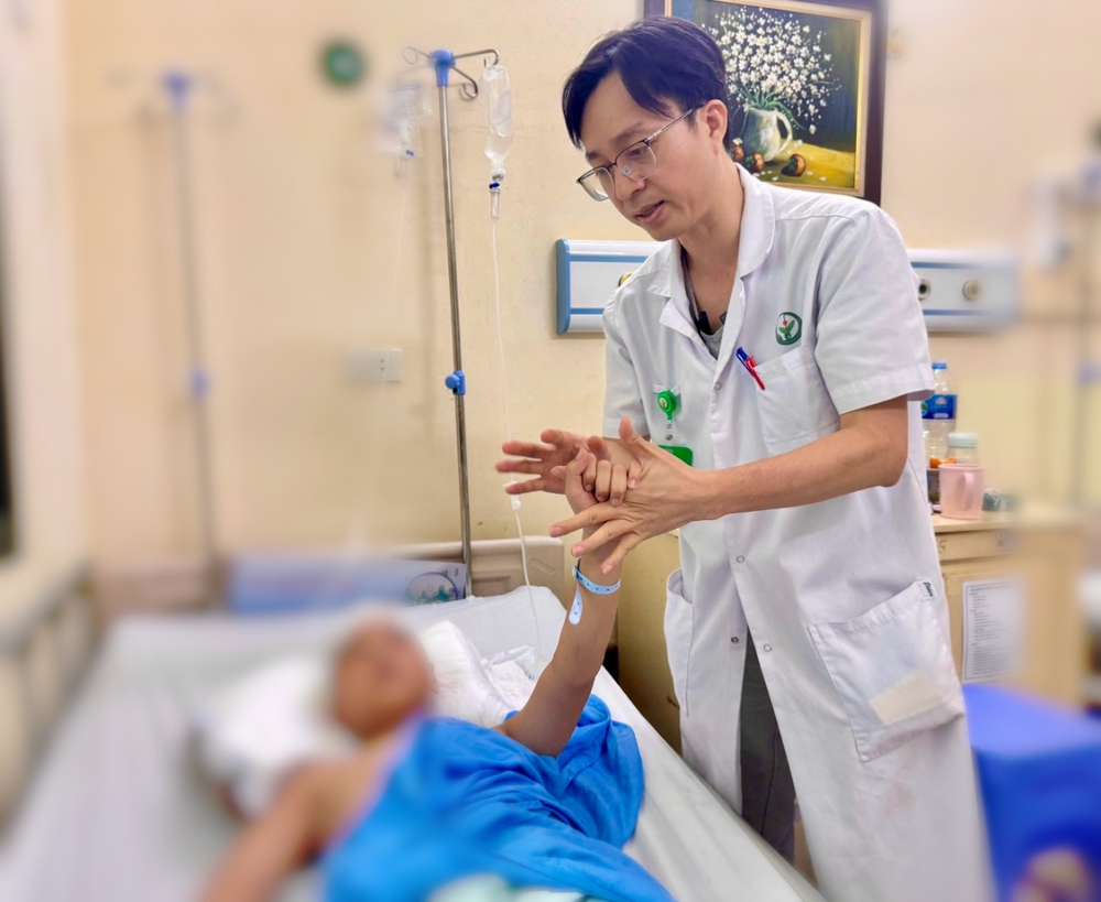 Cấp cứu kịp thời bé trai 11 tuổi bị dao bầu cắm vào đỉnh đầu - Ảnh 3.