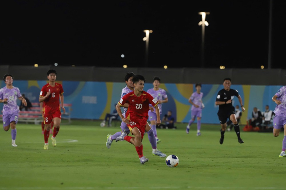 Nhiều cầu thủ U17 Việt Nam khóc, HLV Roland ôm động viên - Ảnh 2.