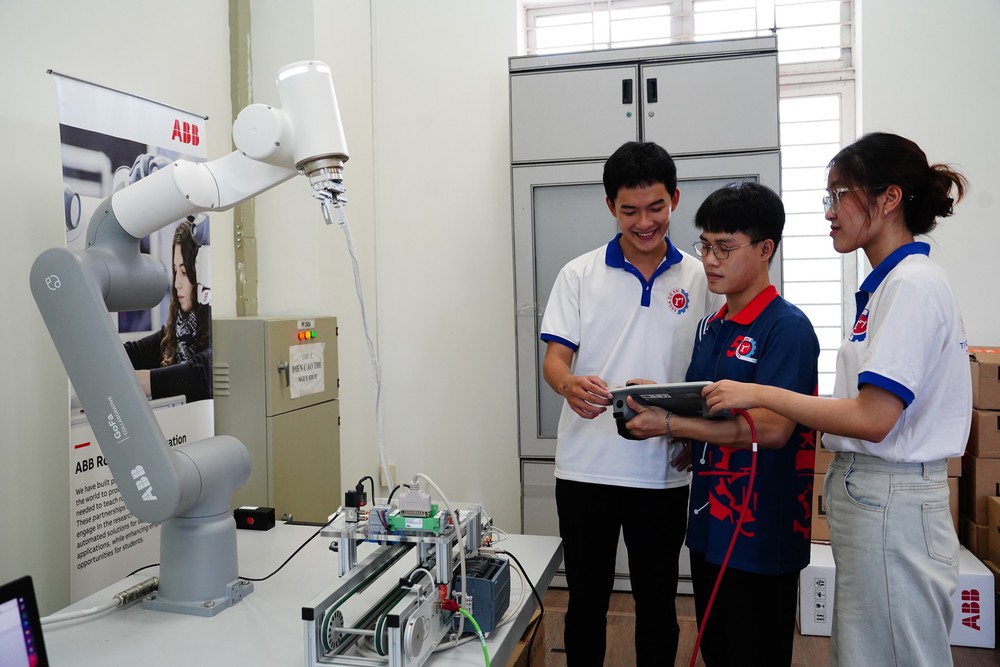 Đồng sáng tạo giá trị giáo dục trong kỷ nguyên hội nhập và chuyển đổi số - Ảnh 1.