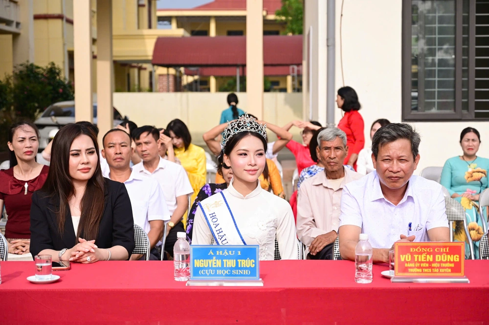 Á hậu Thu Trúc tri ân trường cũ trước giờ dự thi quốc tế - Ảnh 1.