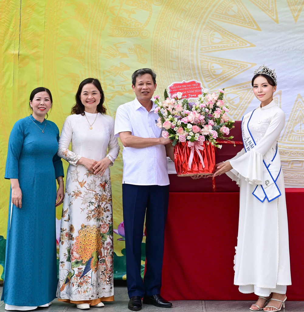 Á hậu Thu Trúc tri ân trường cũ trước giờ dự thi quốc tế - Ảnh 2.