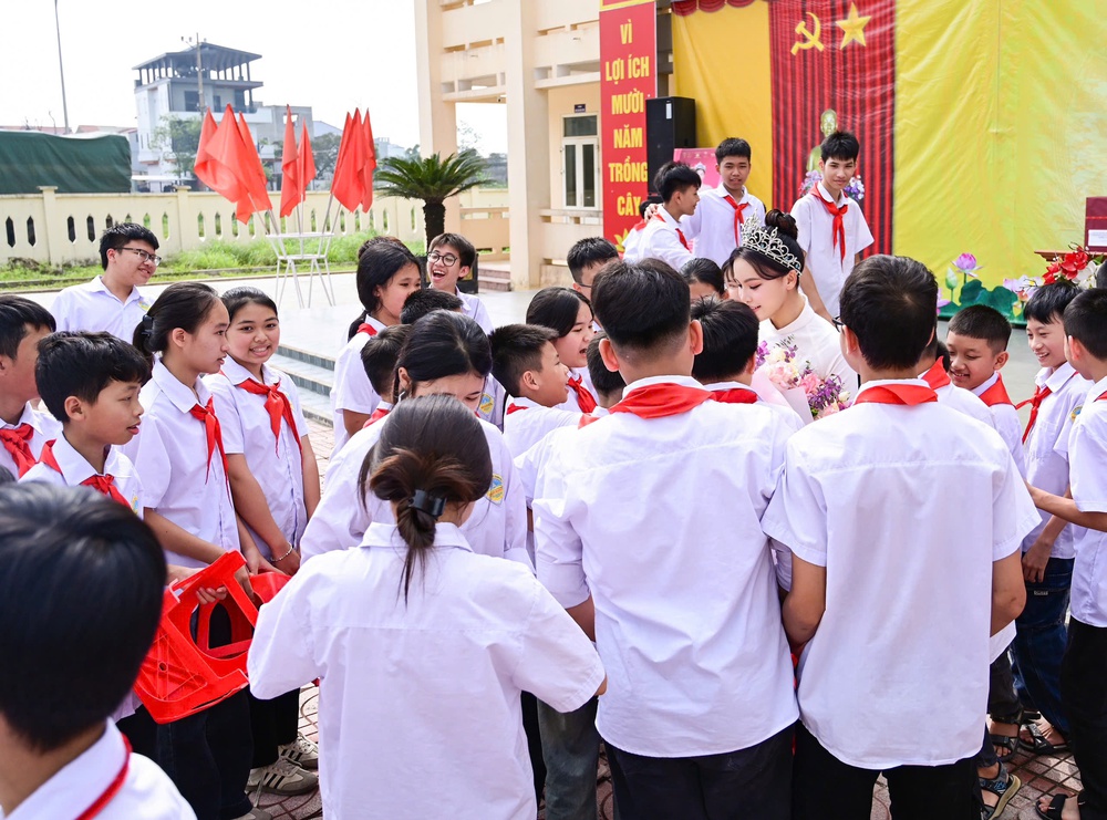 Á hậu Thu Trúc tri ân trường cũ trước giờ dự thi quốc tế - Ảnh 5.