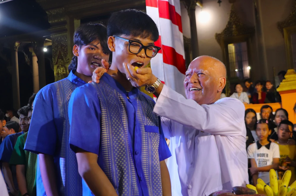 Cốm dẹp - "Hạt ngọc trời" thắt chặt tình phum sóc - Ảnh 7. Cốm dẹp - "Hạt ngọc trời" thắt chặt tình phum sóc - Ảnh 7.