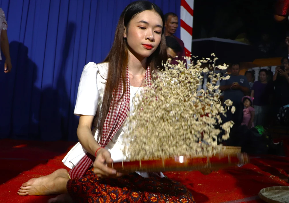 Cốm dẹp - "Hạt ngọc trời" thắt chặt tình phum sóc - Ảnh 3. Cốm dẹp - "Hạt ngọc trời" thắt chặt tình phum sóc - Ảnh 3.
