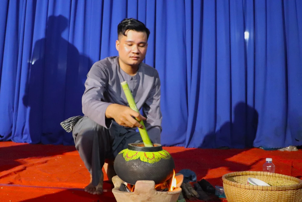 Cốm dẹp - "Hạt ngọc trời" thắt chặt tình phum sóc - Ảnh 1. Cốm dẹp - "Hạt ngọc trời" thắt chặt tình phum sóc - Ảnh 1.