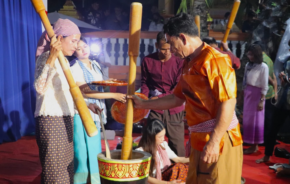 Cốm dẹp - "Hạt ngọc trời" thắt chặt tình phum sóc - Ảnh 2. Cốm dẹp - "Hạt ngọc trời" thắt chặt tình phum sóc - Ảnh 2.