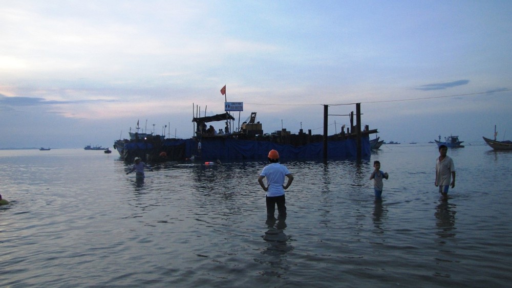 Khai quật tàu đắm Bình Châu - đóng kè hút cạn đến đáy biển - Ảnh 1. Khai quật tàu đắm Bình Châu - đóng kè hút cạn đến đáy biển - Ảnh 1.