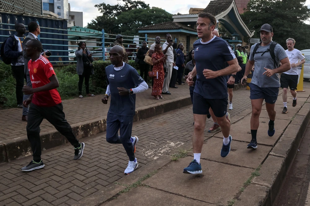Tổng thống Pháp chạy bộ cùng huyền thoại marathon Kipchoge