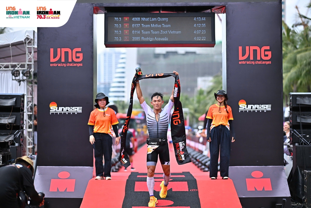 Lâm Quang Nhật từng phải chạy grab kiếm sống trước khi vươn tới đỉnh vinh quang ở IRONMAN 70.3 Vietnam 2026