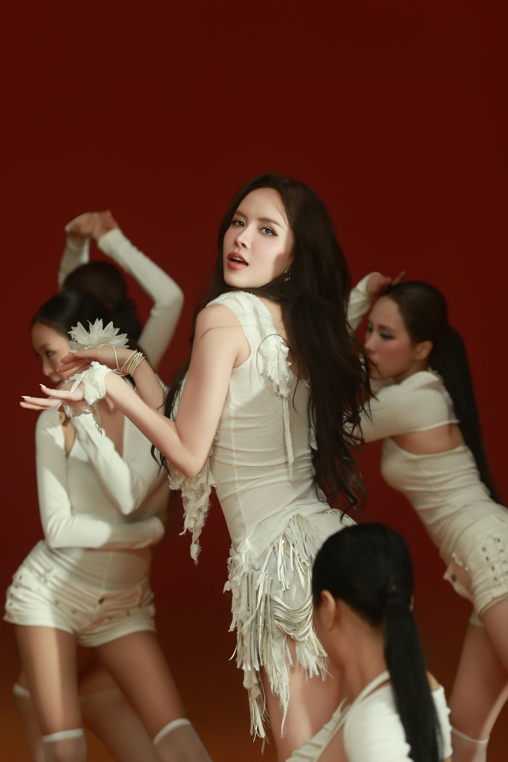 Thiều Bảo Trâm trở lại với nhạc dance, mở màn mini album thứ 2 bằng single “Thỏ săn mồi” - Ảnh 4. Thiều Bảo Trâm trở lại với nhạc dance, mở màn mini album thứ 2 bằng single “Thỏ săn mồi” - Ảnh 4.