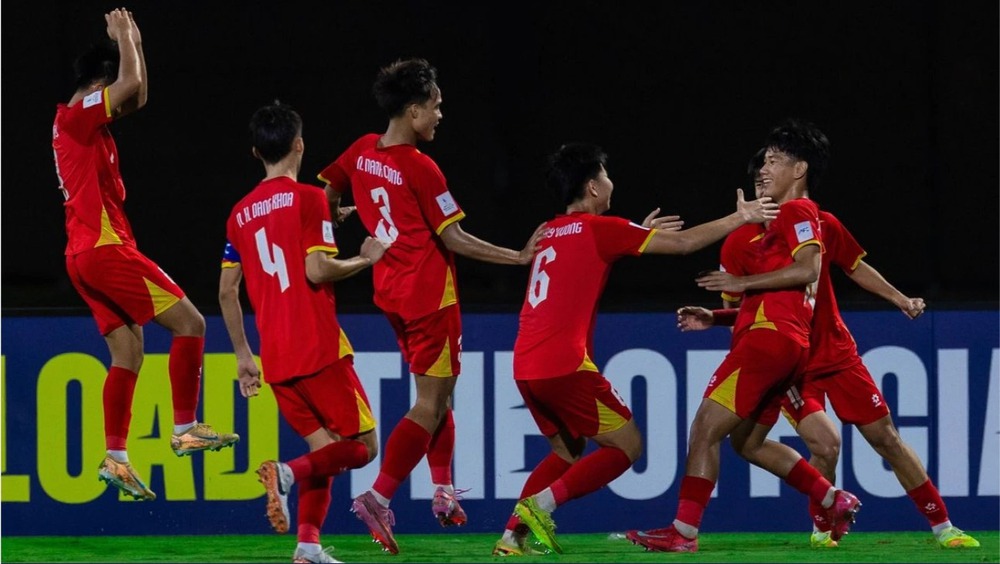 Hàng loạt tờ báo và chuyên trang bóng đá tại Indonesia, Thái Lan đã đồng loạt dành những lời khen ngợi cho thầy trò HLV Cristiano Roland sau màn trình diễn đầy bản lĩnh trước U17 UAE. Hàng loạt tờ báo và chuyên trang bóng đá tại Indonesia, Thái Lan đã đồng loạt dành những lời khen ngợi cho thầy trò HLV Cristiano Roland sau màn trình diễn đầy bản lĩnh trước U17 UAE.