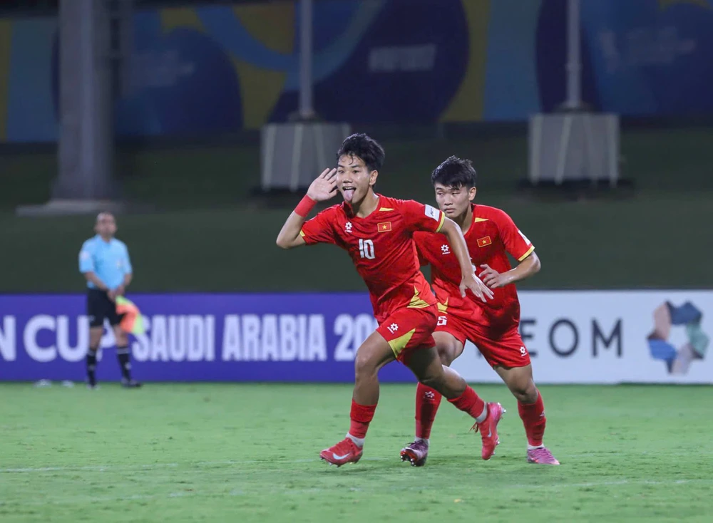 Chiến công của thầy trò HLV Cristiano Roland không chỉ mang ý nghĩa về mặt thành tích, mà còn cho thấy những tín hiệu tích cực trong quá trình phát triển bóng đá trẻ Việt Nam nhiều năm qua Chiến công của thầy trò HLV Cristiano Roland không chỉ mang ý nghĩa về mặt thành tích, mà còn cho thấy những tín hiệu tích cực trong quá trình phát triển bóng đá trẻ Việt Nam nhiều năm qua