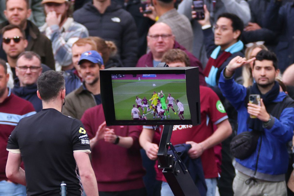 Công bố toàn bộ đoạn băng gây tranh cãi: Tại sao West Ham bị tước "bàn thắng vàng" trước Arsenal? - Ảnh 2.