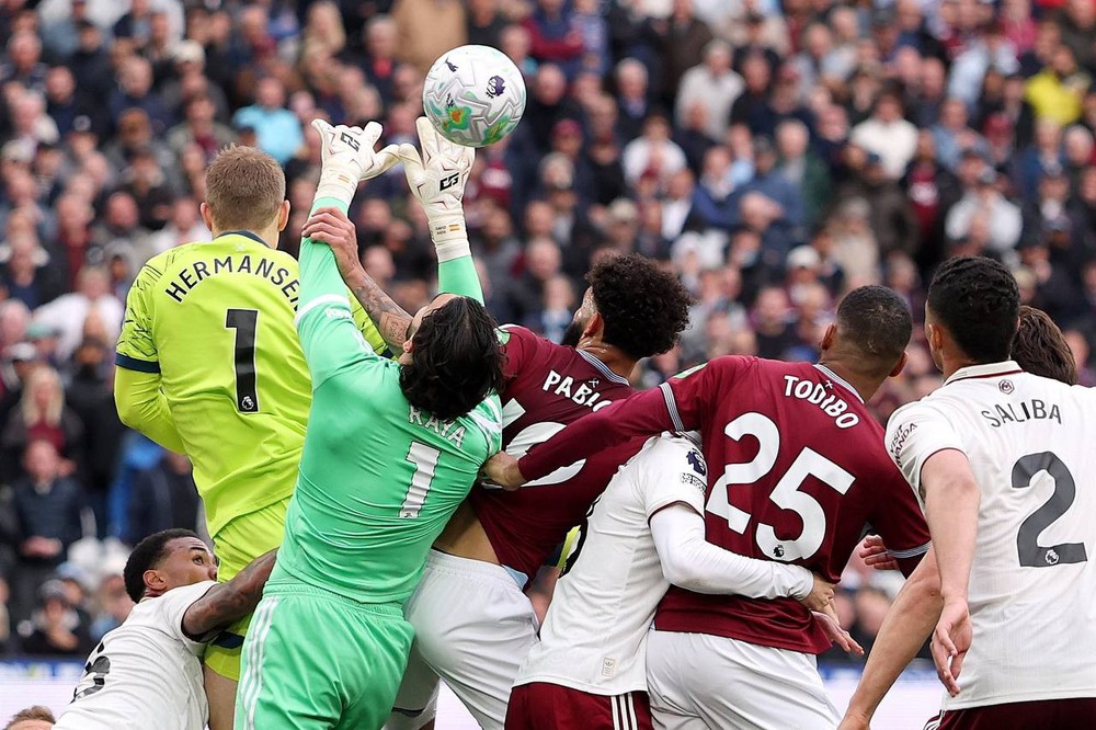 Công bố toàn bộ đoạn băng gây tranh cãi: Tại sao West Ham bị tước "bàn thắng vàng" trước Arsenal? - Ảnh 1.