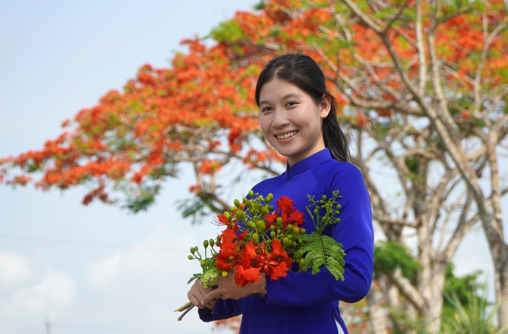 Đỏ rực đường hoa phượng bên bờ kênh xáng Lấp Vò (Đồng Tháp) - Ảnh 7.