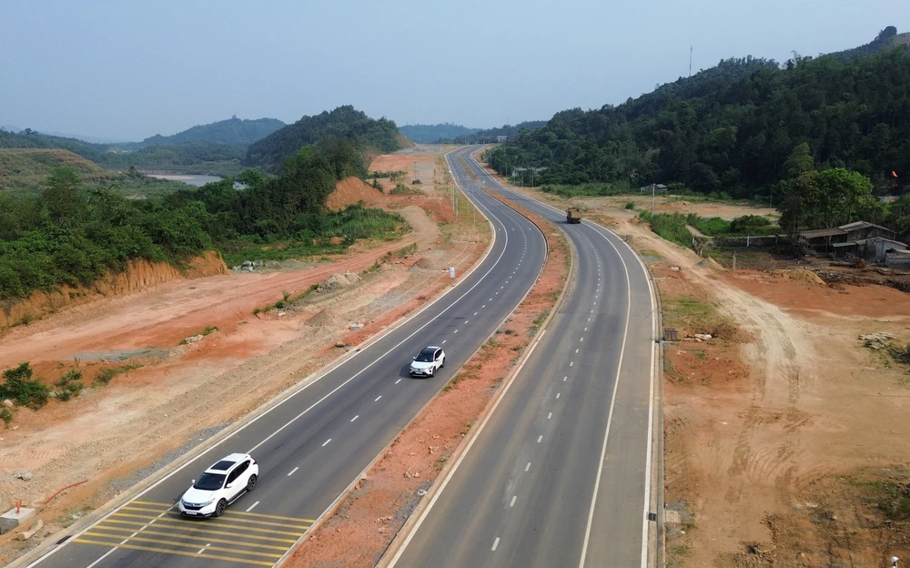 Tuyến đường 1.500 tỷ đồng dọc biên giới sông Hồng, Lào Cai chuẩn bị được đưa vào khai thác - Ảnh 6. Tuyến đường 1.500 tỷ đồng dọc biên giới sông Hồng, Lào Cai chuẩn bị được đưa vào khai thác - Ảnh 6.