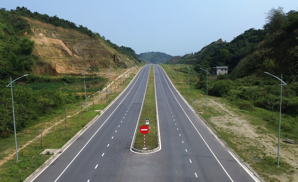 Tuyến đường 1.500 tỷ đồng dọc biên giới sông Hồng, Lào Cai chuẩn bị được đưa vào khai thác - Ảnh 7. Tuyến đường 1.500 tỷ đồng dọc biên giới sông Hồng, Lào Cai chuẩn bị được đưa vào khai thác - Ảnh 7.