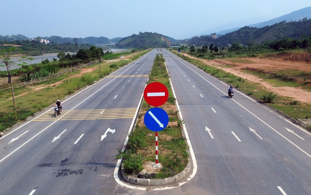 Tuyến đường 1.500 tỷ đồng dọc biên giới sông Hồng, Lào Cai chuẩn bị được đưa vào khai thác - Ảnh 8. Tuyến đường 1.500 tỷ đồng dọc biên giới sông Hồng, Lào Cai chuẩn bị được đưa vào khai thác - Ảnh 8.