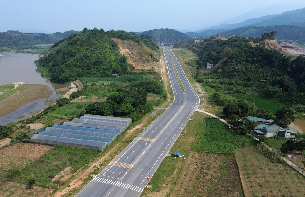 Tuyến đường 1.500 tỷ đồng dọc biên giới sông Hồng, Lào Cai chuẩn bị được đưa vào khai thác - Ảnh 2. Tuyến đường 1.500 tỷ đồng dọc biên giới sông Hồng, Lào Cai chuẩn bị được đưa vào khai thác - Ảnh 2.