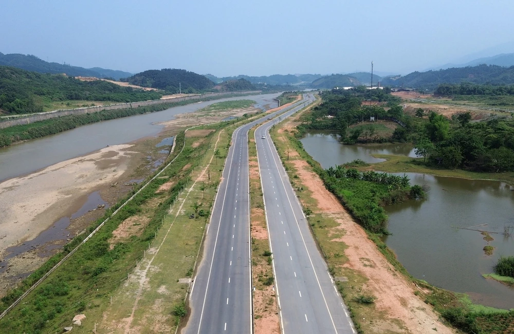 Tuyến đường 1.500 tỷ đồng dọc biên giới sông Hồng, Lào Cai chuẩn bị được đưa vào khai thác - Ảnh 3. Tuyến đường 1.500 tỷ đồng dọc biên giới sông Hồng, Lào Cai chuẩn bị được đưa vào khai thác - Ảnh 3.