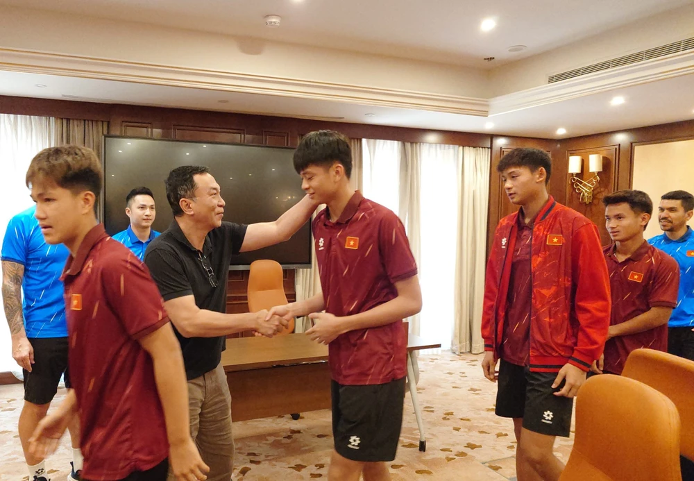 Chủ tịch VFF giao nhiệm vụ cho U17 Việt Nam, nhắc cầu thủ hạn chế mạng xã hội - Ảnh 1. Chủ tịch VFF giao nhiệm vụ cho U17 Việt Nam, nhắc cầu thủ hạn chế mạng xã hội - Ảnh 1.