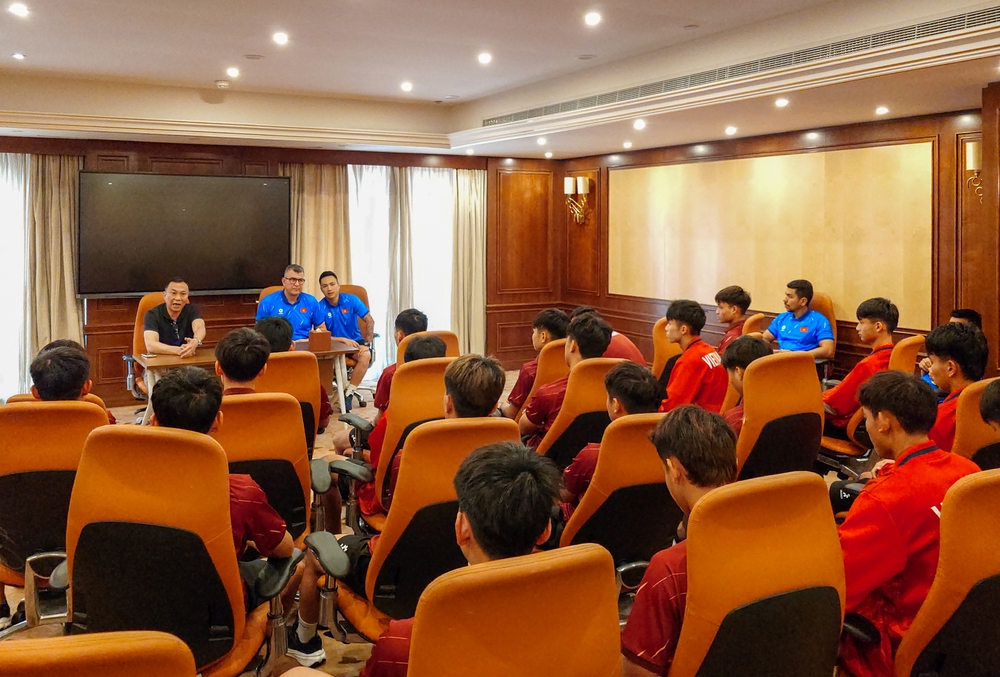 Chủ tịch VFF giao nhiệm vụ cho U17 Việt Nam, nhắc cầu thủ hạn chế mạng xã hội - Ảnh 2. Chủ tịch VFF giao nhiệm vụ cho U17 Việt Nam, nhắc cầu thủ hạn chế mạng xã hội - Ảnh 2.