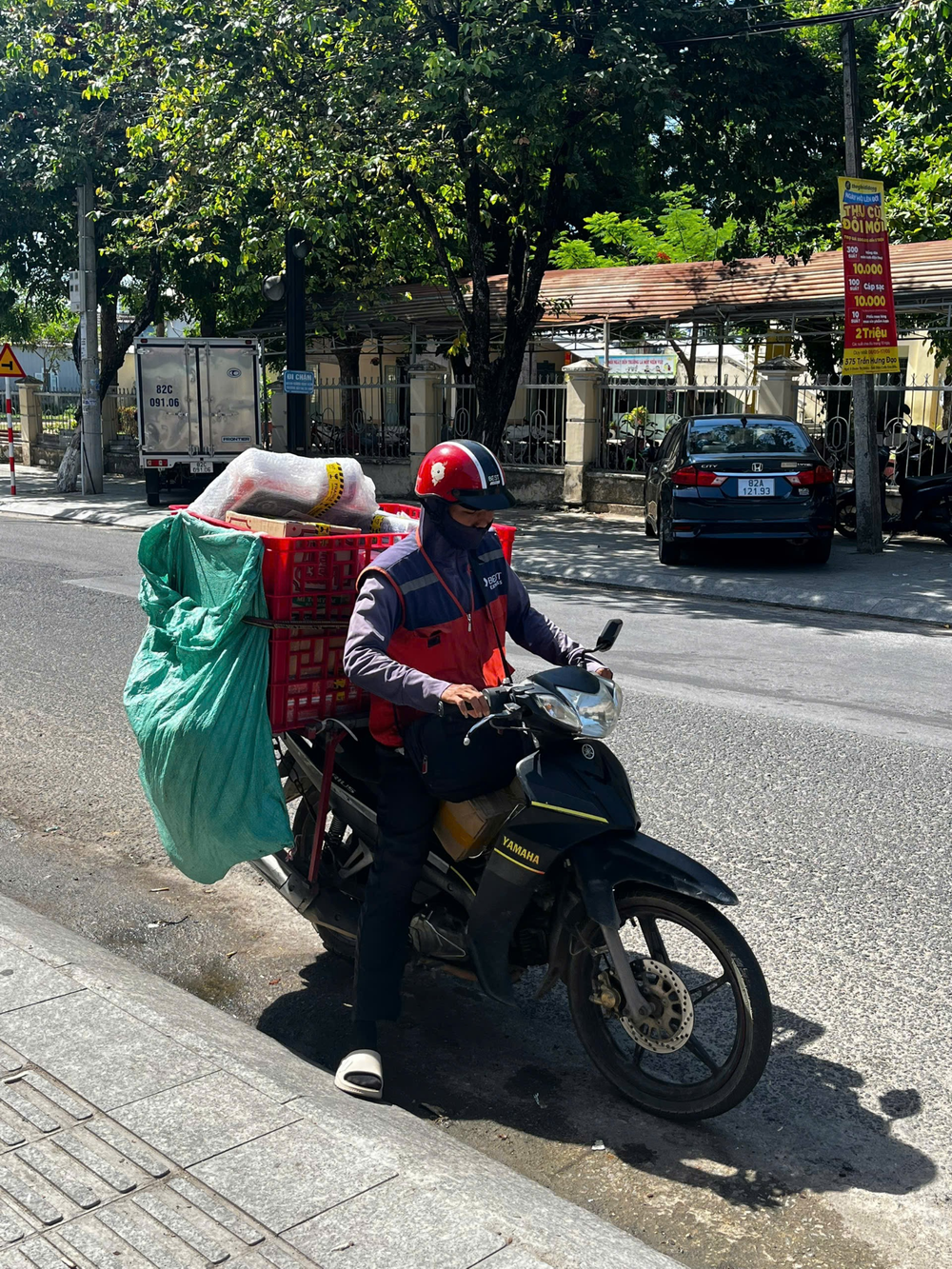 Từ nhân viên điều phối đến làm chủ bưu cục BEST Express: Hành trình kinh doanh số nơi ngã 3 biên giới Kon Tum - Ảnh 2. Từ nhân viên điều phối đến làm chủ bưu cục BEST Express: Hành trình kinh doanh số nơi ngã 3 biên giới Kon Tum - Ảnh 2.