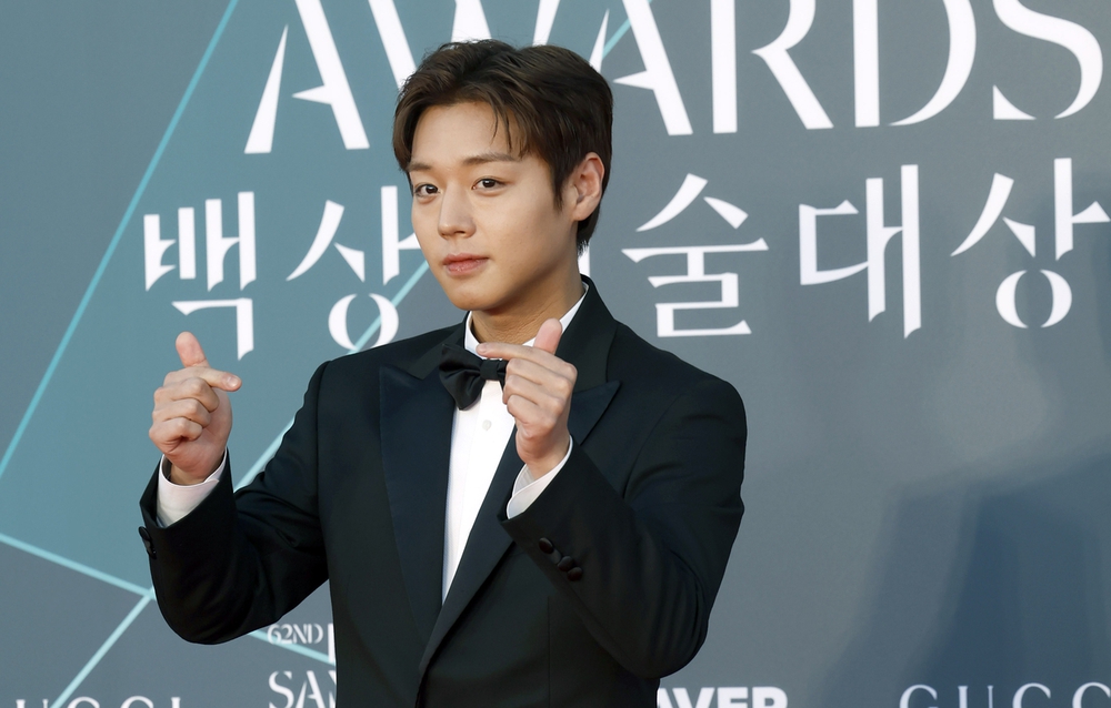 Park Ji Hoon: Từ idol K-pop đến "ông hoàng phòng vé" - Ảnh 1. Park Ji Hoon: Từ idol K-pop đến "ông hoàng phòng vé" - Ảnh 1.