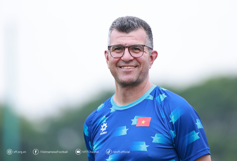 HLV Cristiano Roland. Ảnh: VFF HLV Cristiano Roland. Ảnh: VFF