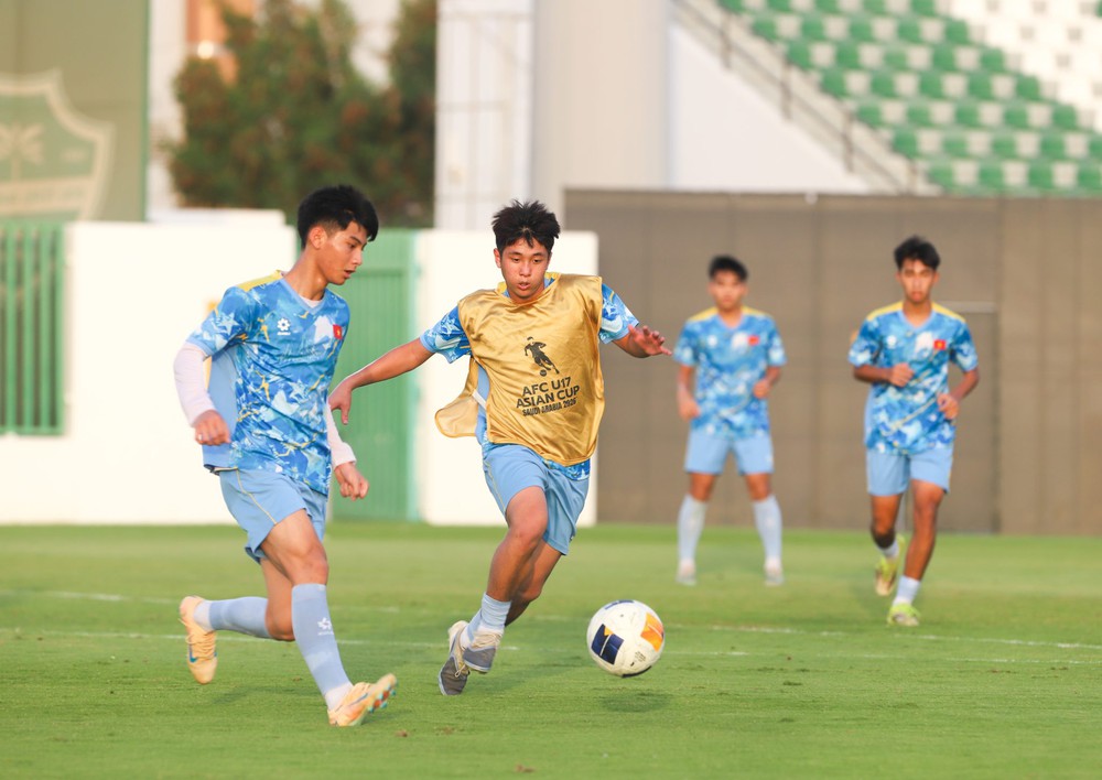 U17 Việt Nam gác niềm vui World Cup, dồn sức đấu Australia - Ảnh 2.