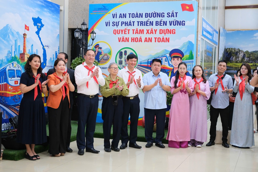 Đưa lịch sử đến gần hơn với thiếu nhi qua chuyến tàu di sản "Hành trình 85 năm: Tre bền - Măng vươn" - Ảnh 2.