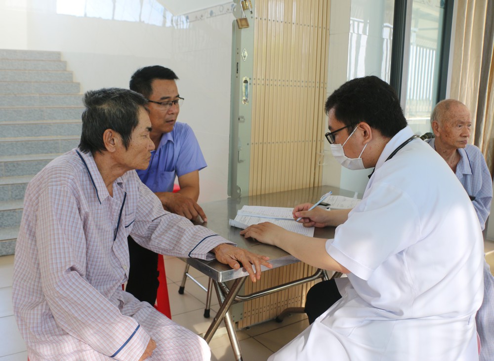 Người dân cực Nam Tổ quốc đón niềm vui trong ngày khám bệnh miễn phí - Ảnh 2.