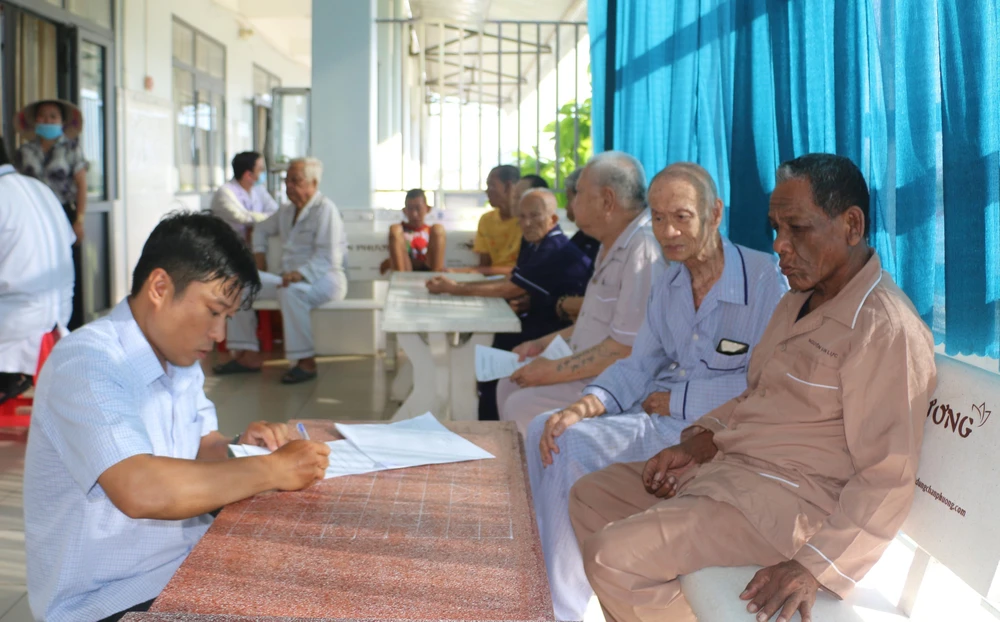 Người dân cực Nam Tổ quốc đón niềm vui trong ngày khám bệnh miễn phí - Ảnh 1.