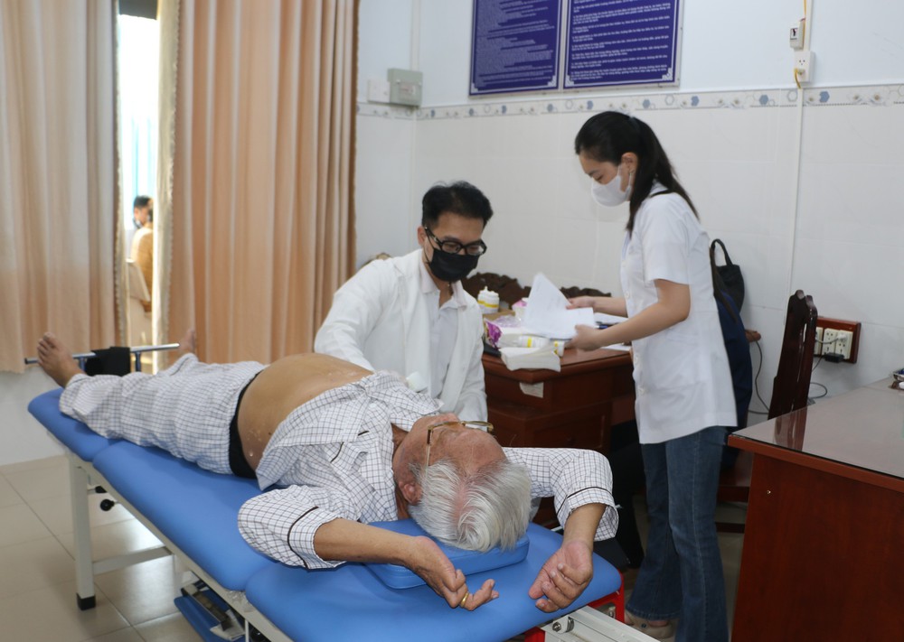 Người dân cực Nam Tổ quốc đón niềm vui trong ngày khám bệnh miễn phí - Ảnh 3.
